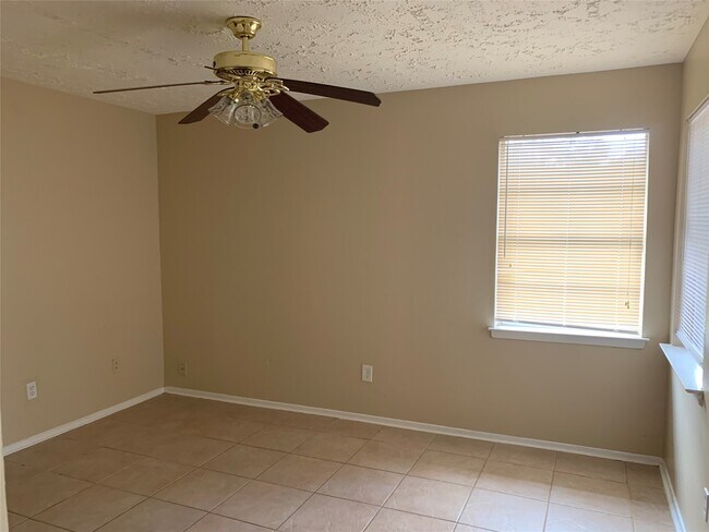 Building Photo - 2511 Radcliffe Dr