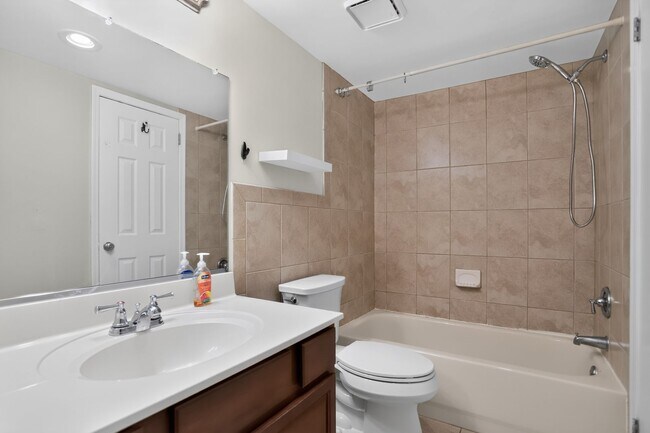 Building Photo - 1 Bed, 1 Bath Condo In Desirable Blue Bell Community!