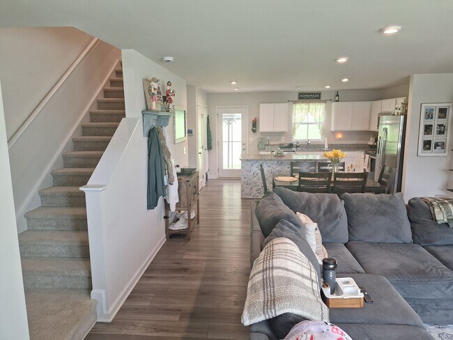 Building Photo - MOVE IN SPECIAL! Outstanding Four Bedroom ...