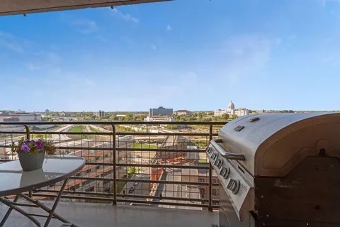 Patio overlooking the capitol - 26 10th St W