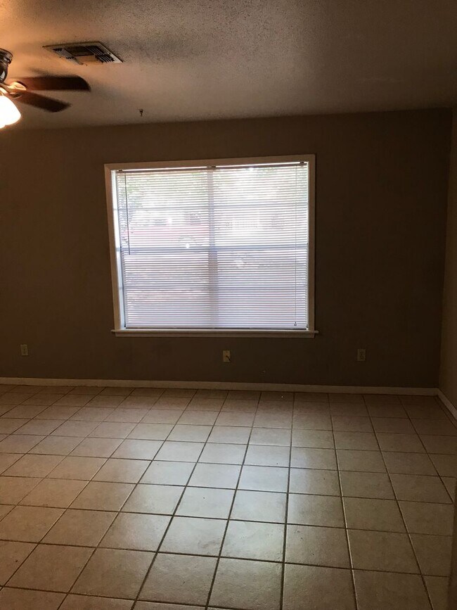 Building Photo - 700 Vassar Ct