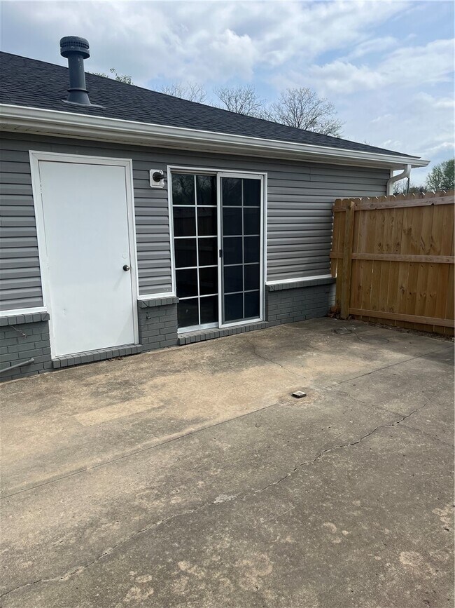 Building Photo - 423 S Water St