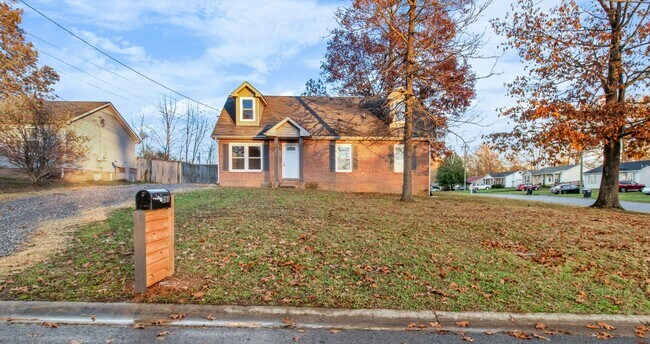 Building Photo - 4 Bedroom Pet Friendly Home For Rent On a Large Corner Lot!