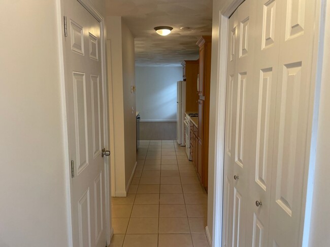 Building Photo - Newly Renovated Townhouse Style Condo For ...