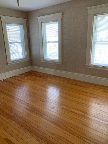 Building Photo - 4 Central St