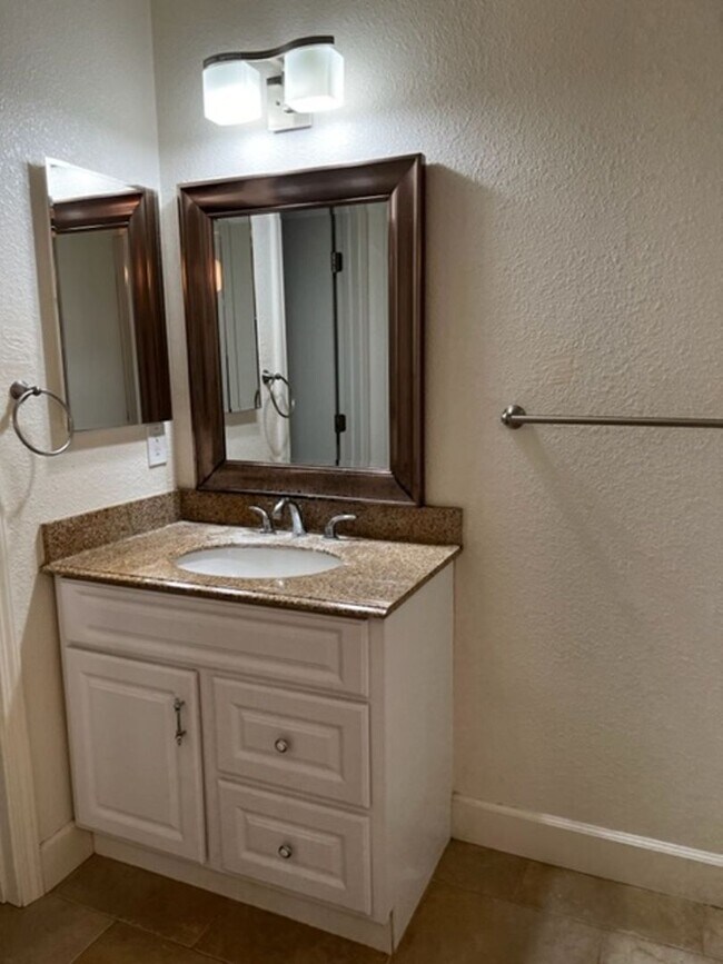Building Photo - Now leasing beautiful one bedroom home!