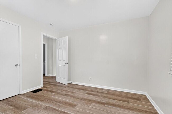 Building Photo - 176 Robinwood Ave