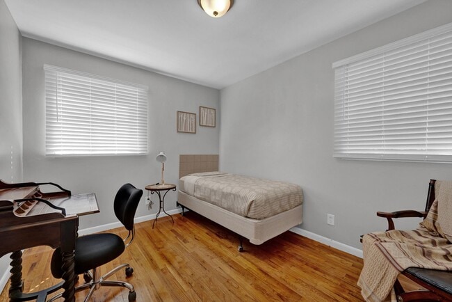 Building Photo - Fully furnished 3/1 AND all bills paid