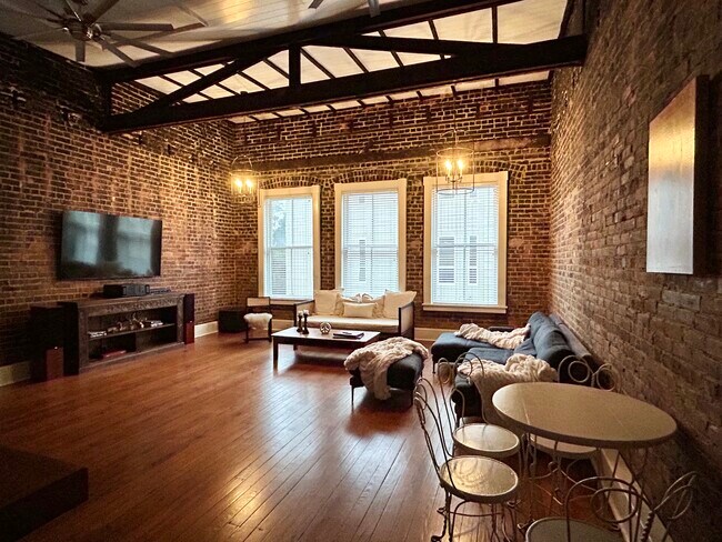 Building Photo - 20 W Oglethorpe Ave