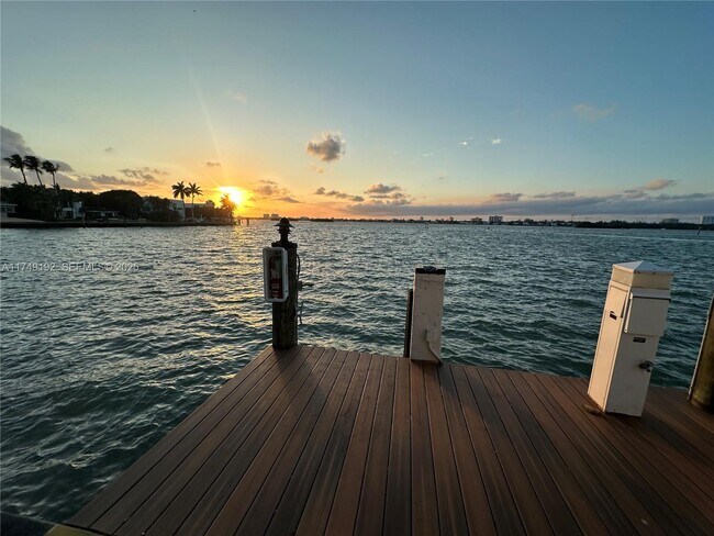 Building Photo - 10350 W Bay Harbor Dr