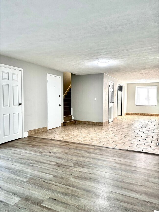 Building Photo - Spacious 3-Bed Townhome with Garage in Day...