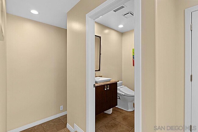 Building Photo - 927 Tingley Ln