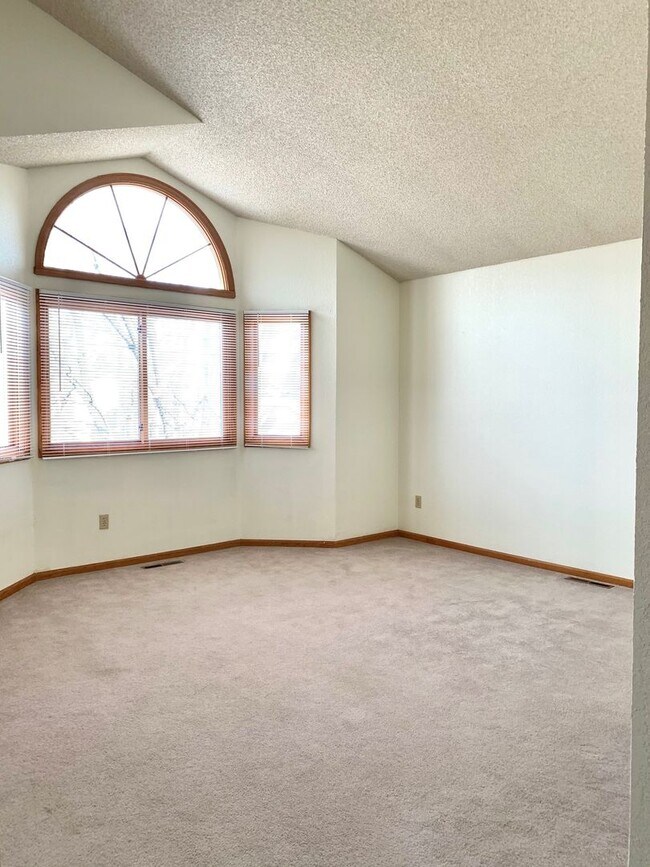 Building Photo - Beautiful & Spacious 4 Bedroom 2.5 Bath Home with 2 Car Attached Garage on Large Lot in South For...