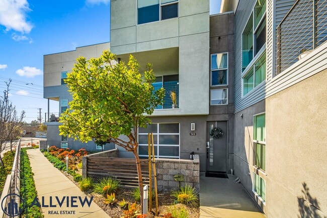 Building Photo - Beautiful three story live/work townhome i...