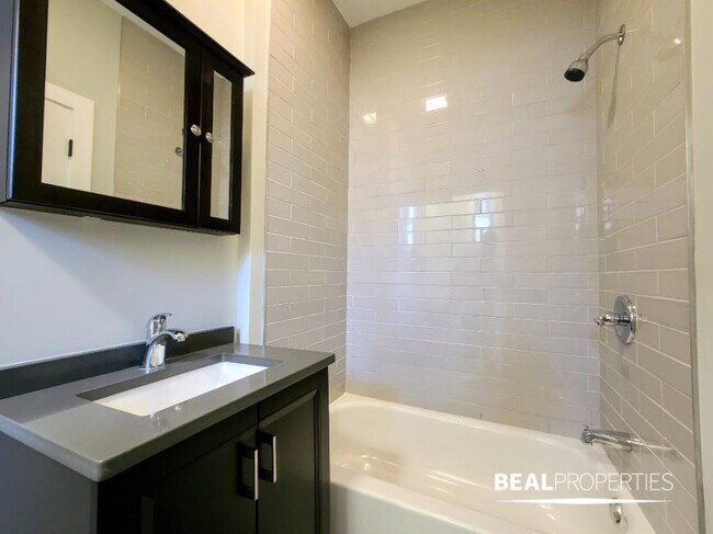Building Photo - 1 bedroom in CHICAGO IL 60625