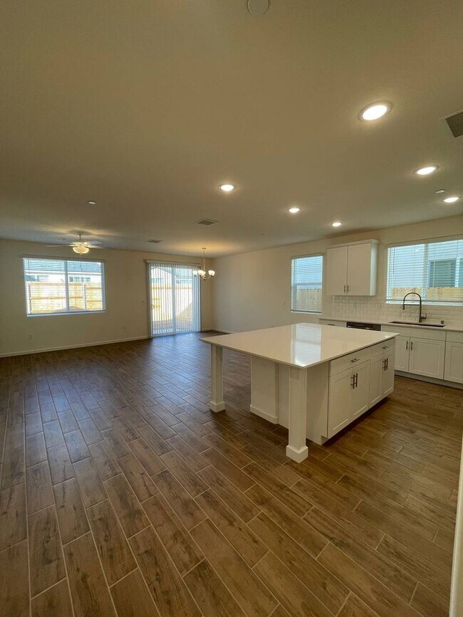 Building Photo - Stunning 4-Bedroom, 2-Bath Rental Home in ...