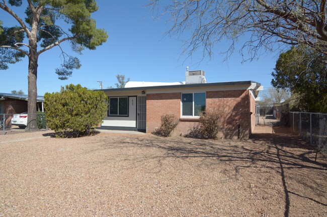 Building Photo - Remodeled 2 Bedroom 1 Bath House! Close to...