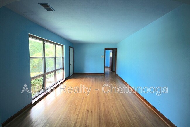 Building Photo - 1501 Akins Dr