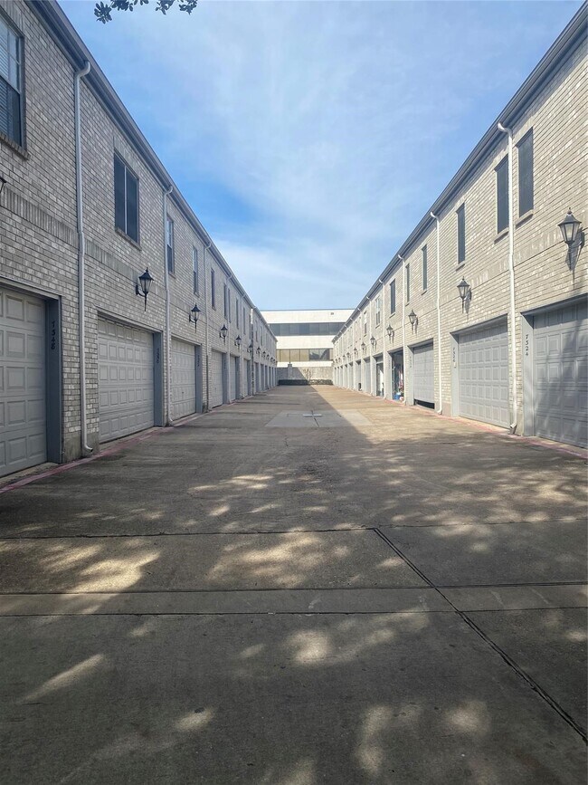 Building Photo - 7352 Regency Square Ct