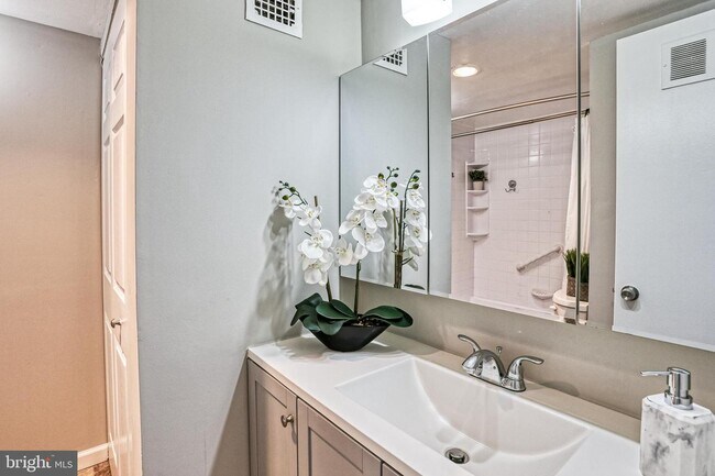 Building Photo - 3322 Hewitt Ave