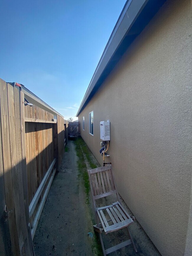 Building Photo - Welcome to the Best Deal in Town. Fully furnished 4 BD 2 BA house on a corner lot