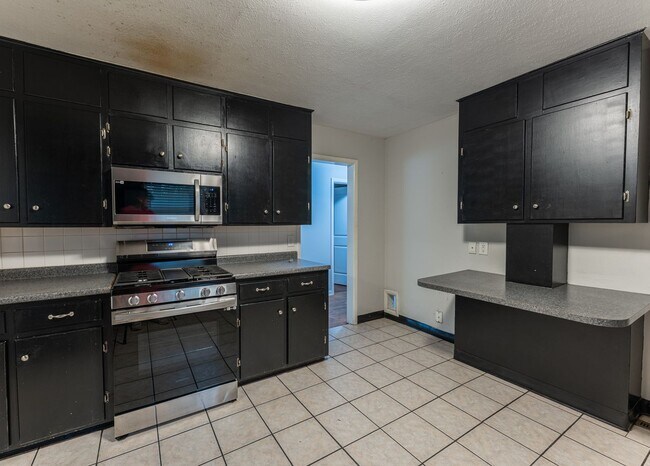 Building Photo - Charming 4 bedroom, 2 bathroom home located in Fayetteville, AR - 6 Month Lease