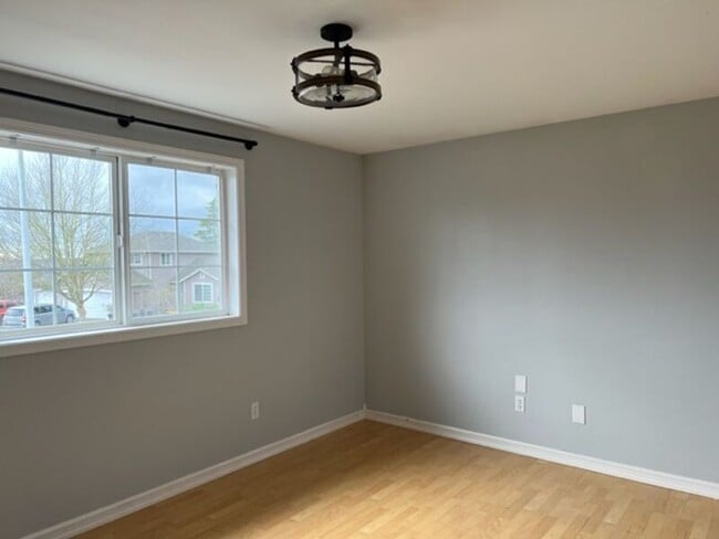 Building Photo - 26525 Fox Hill Dr N