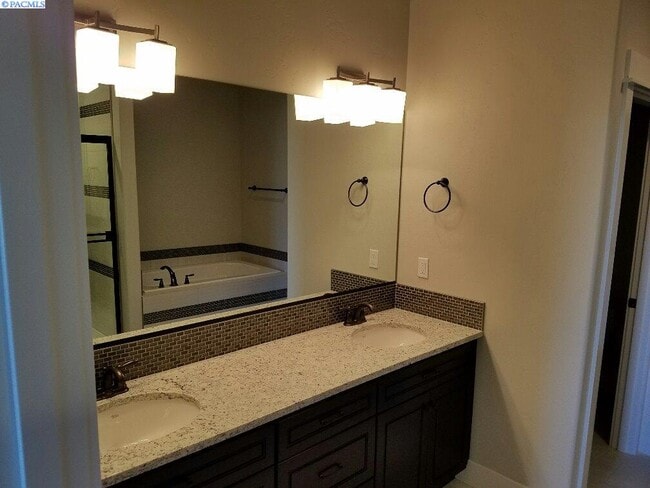 Building Photo - Newer Construction Townhouse in Horn Rapids