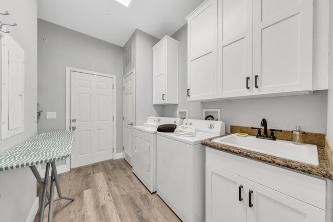 Building Photo - 53953 S River Rd