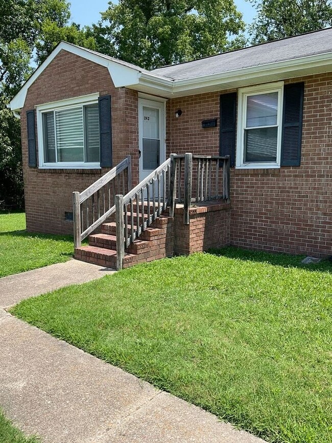 Building Photo - 3 bedrooms one bath apartment located in the Highlands, section of Portsmouth