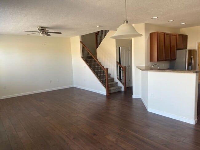 Building Photo - 3 bedroom 2.5 bathroom Townhome