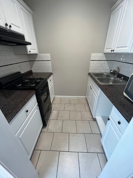 Building Photo - 915 Irving Dr