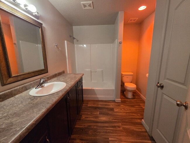 Building Photo - Spacious 4 Bedroom Home!