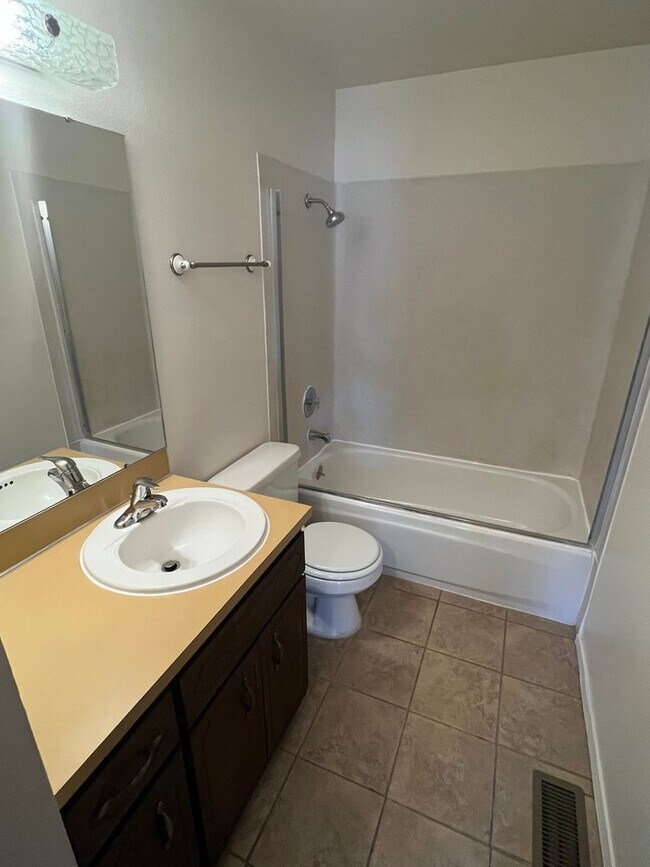 Building Photo - Super Clean Split Level Home with Huge Yard!