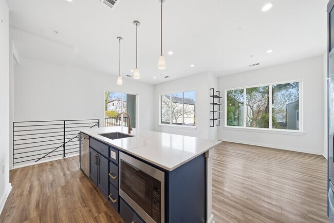 Building Photo - Spacious 3-Bed, 3-Bath Condo with Scenic Views in Vibrant Austin!