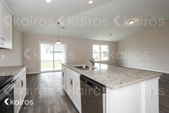 Building Photo - 12 Red Oak Dr.
