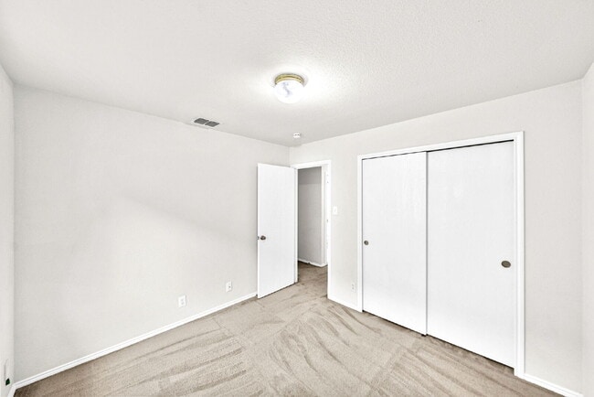 Building Photo - Charming 4-Bedroom Sanctuary - Spacious Living Awaits