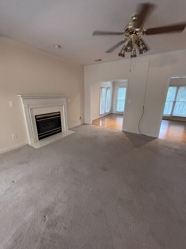 Building Photo - 256 Crest Lake Dr
