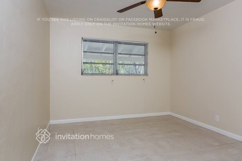 Building Photo - 883 W Country Club Cir