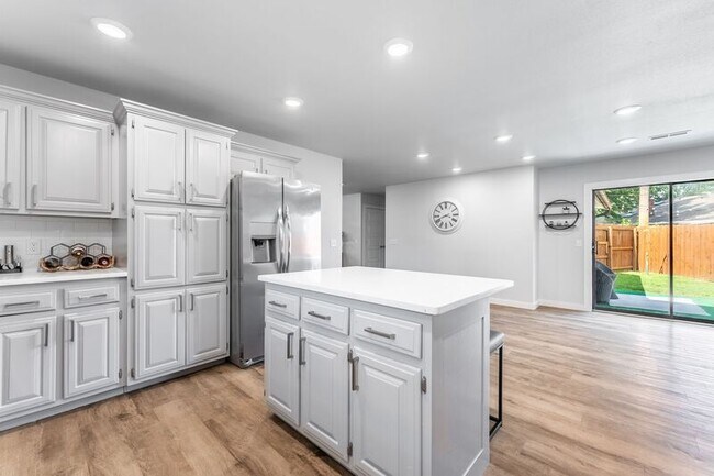 Building Photo - 1906 SE Taylor St