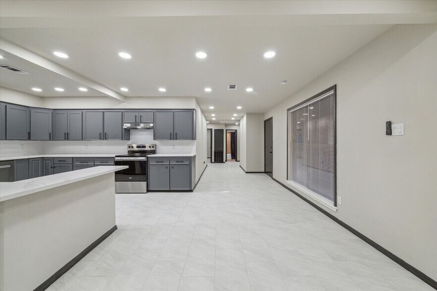 Building Photo - 412 Lyndale Dr