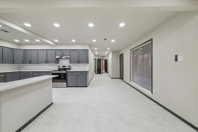 Building Photo - 412 Lyndale Dr