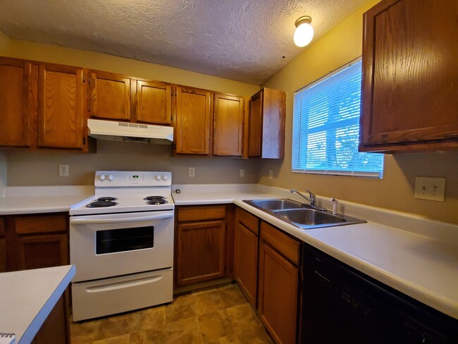 Building Photo - 4 bedroom, 2 bathroom duplex.