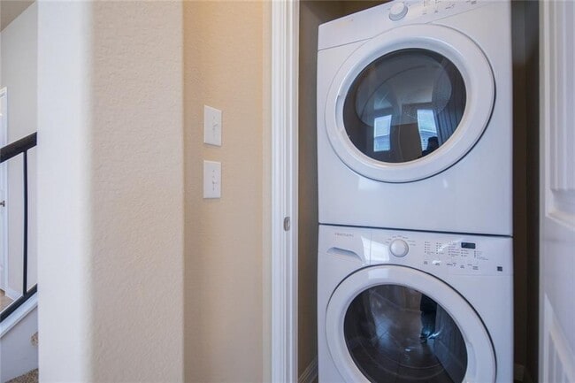 Building Photo - 517 Katmai Cir