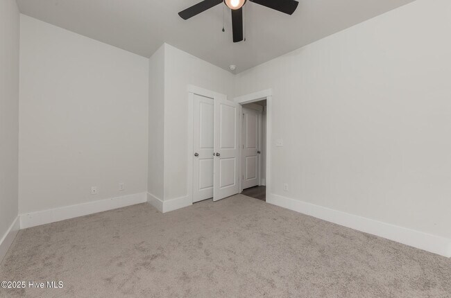 Building Photo - 221 Salt Mdw Ln