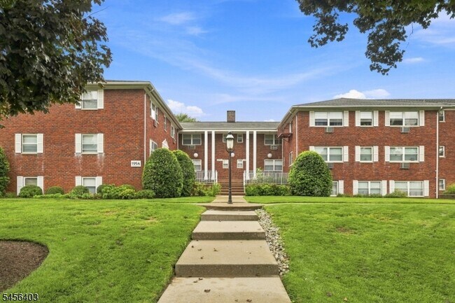 Building Photo - 199 N Beverwyck Rd
