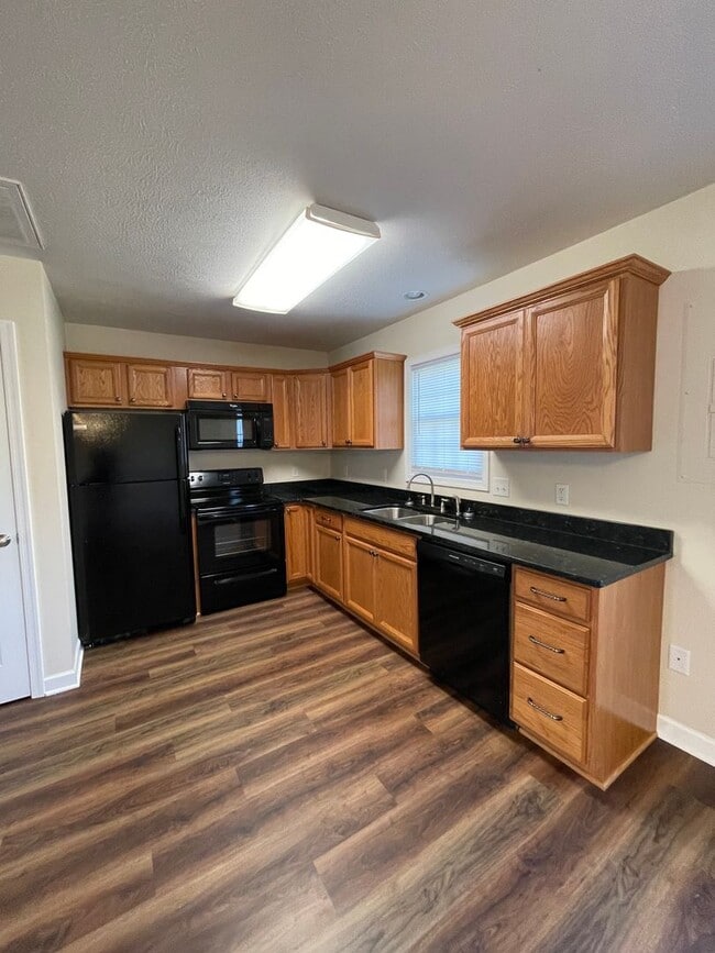 Building Photo - 3 Bedroom, 2.5 Bath Townhouse for Rent