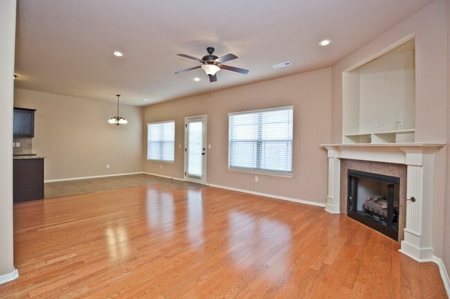 Building Photo - ***901 Oakwood Lane***