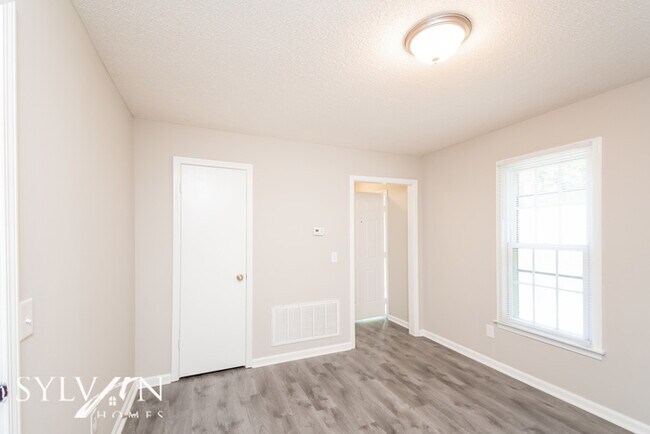Building Photo - The living is easy in this 3 bedroom, 2 ba...