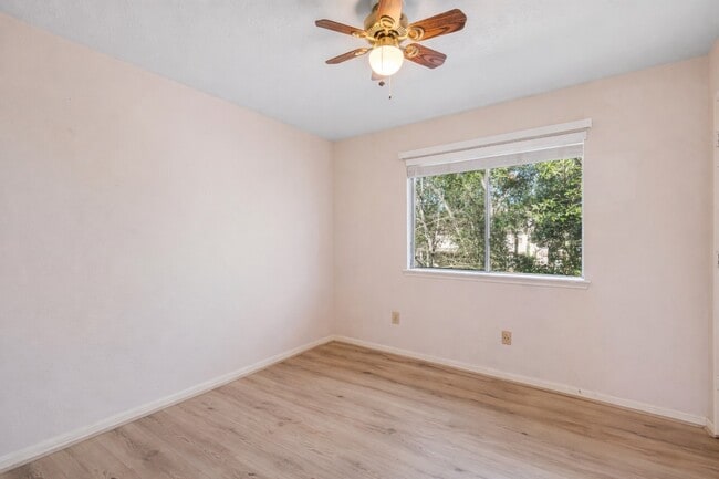 Building Photo - 2630 Lakeway Dr